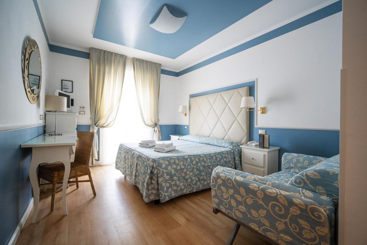 Dreibettzimmer mit eingeschränktem Meerblick