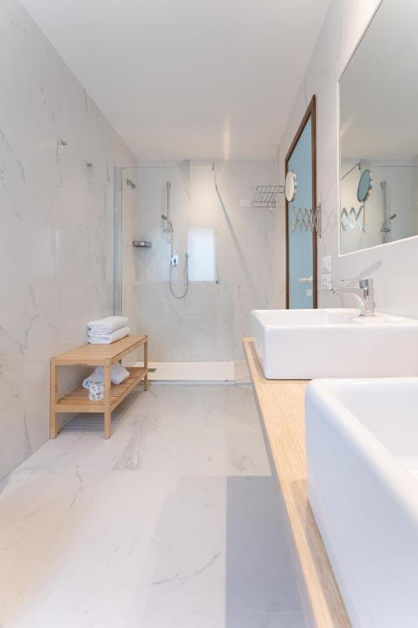 Deluxe Dreibettzimmer mit Balkon und seitlichem Meerblick