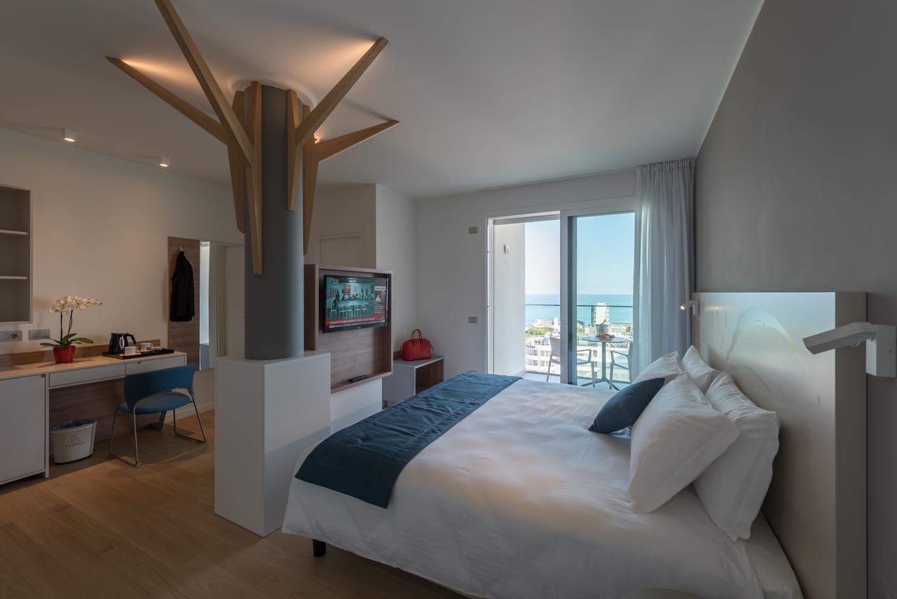 Zimmer mit Kingsize-Bett und Meerblick